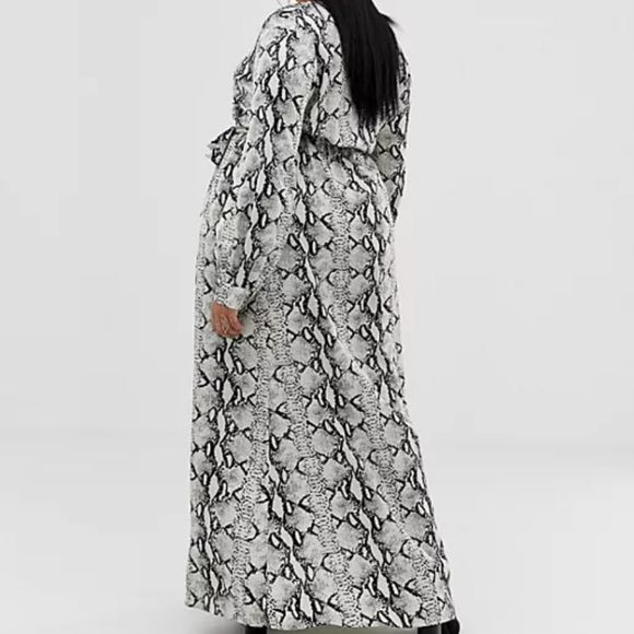 Missguided Plus long sleeve maxi dress in snake - Picture 5 of 11